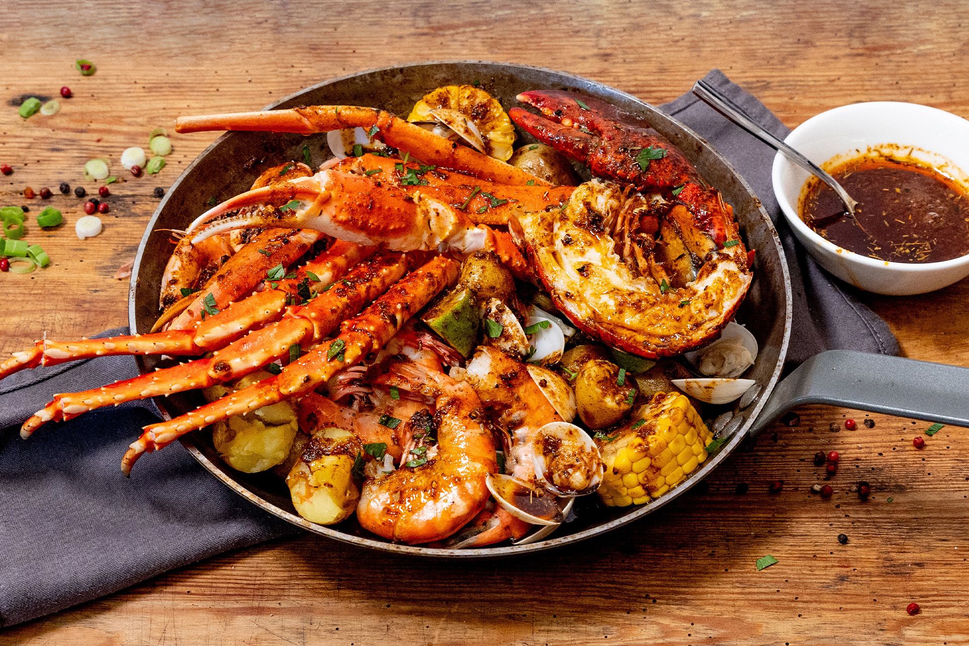 Seafood Boil mit Garnelen und Meeresfrüchten in einer Pfanne