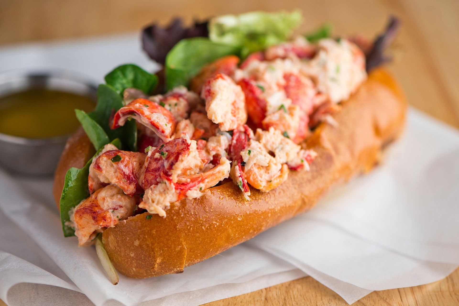 Lobster Roll mit Hummerfleisch in einem Brötchen