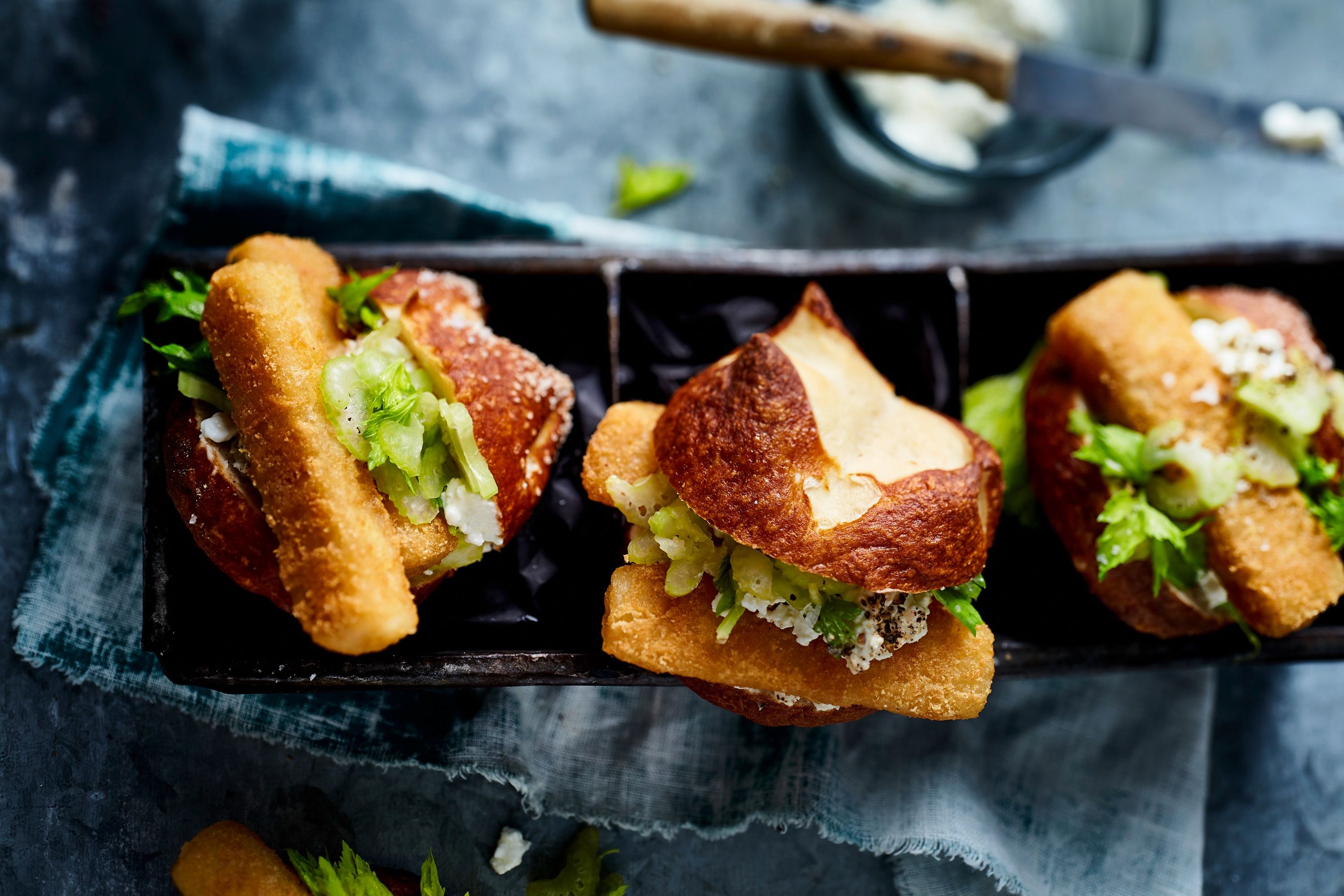  Laugen-Sandwich mit Backfisch und Sellerie-Creme