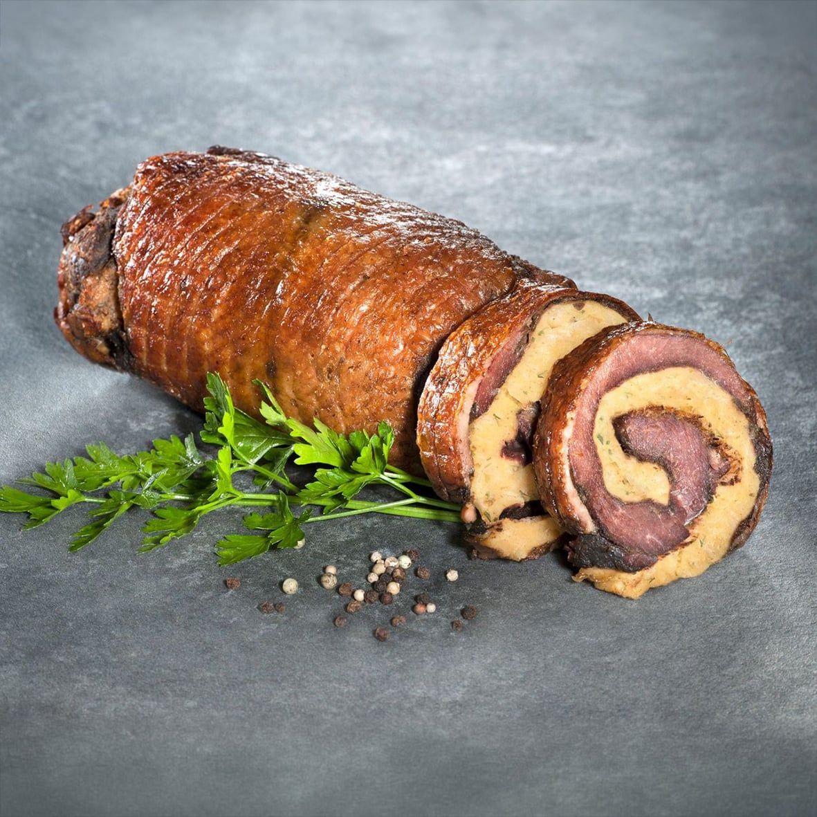 Gänserollbraten mit Semmelknödelfüllung  2