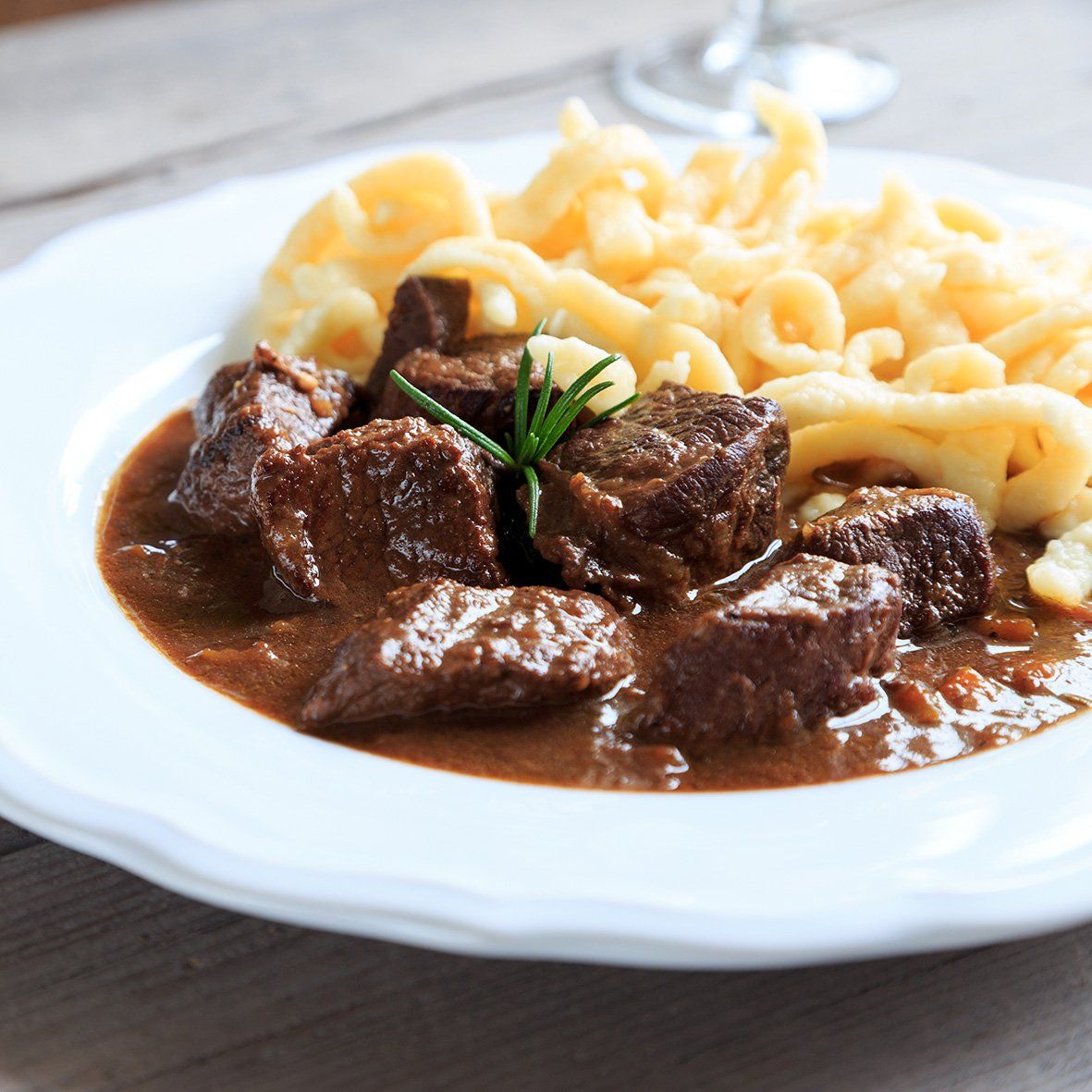 Hirschgulasch in einer Wacholdersauce mit Champignons und Pfifferlingen 2