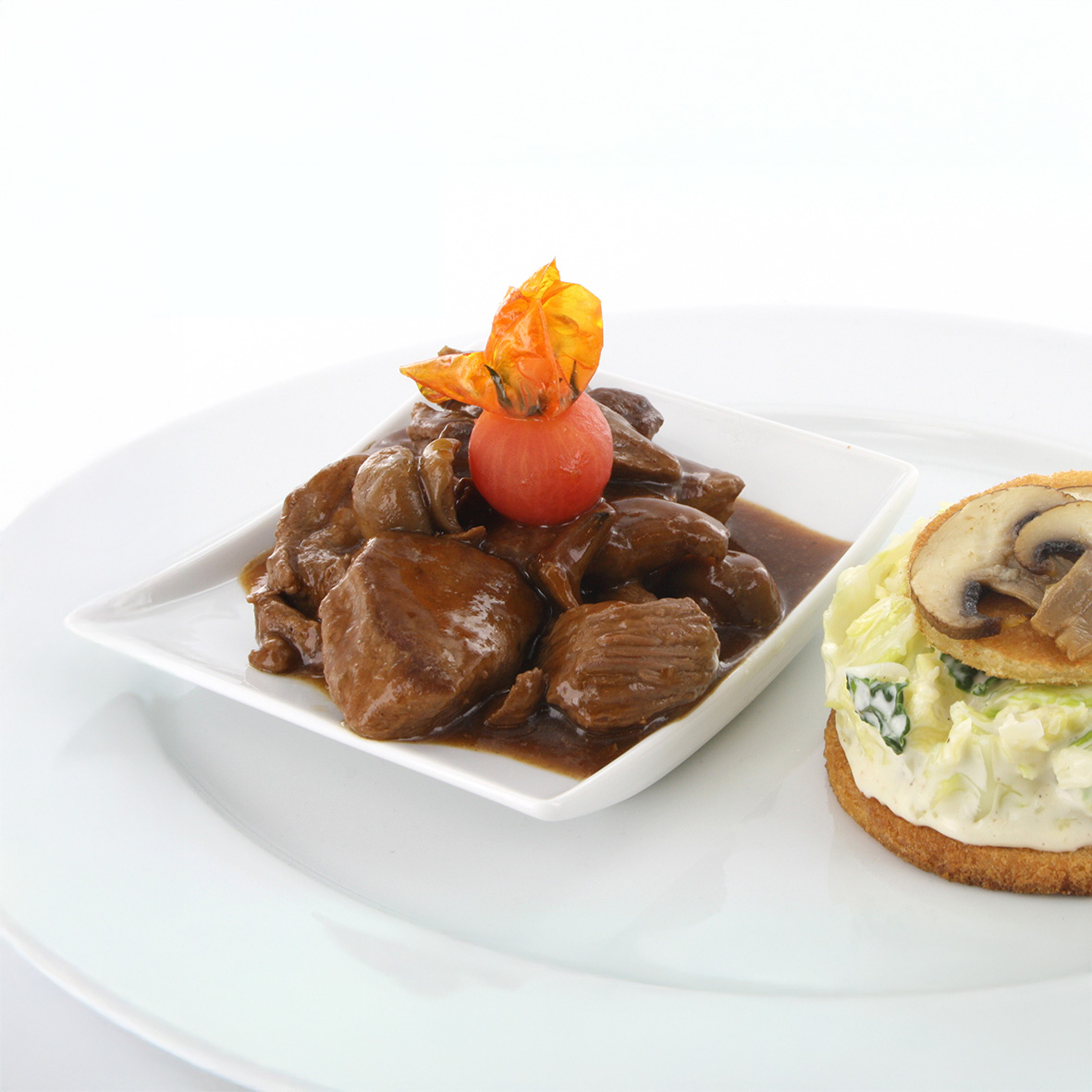 Hirschgulasch in einer Wacholdersauce mit Champignons und Pfifferlingen