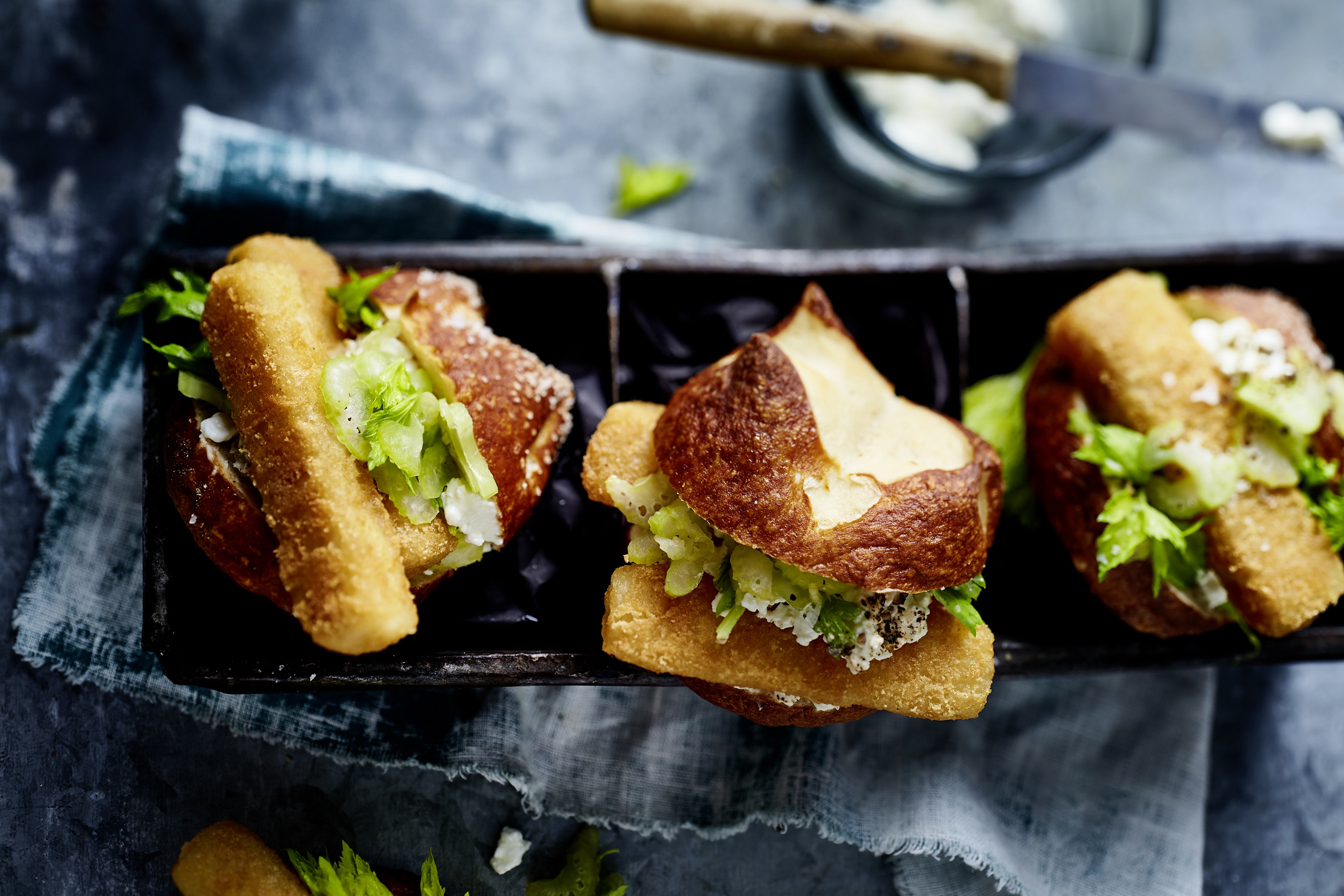 Rezept: Laugen-Sandwich mit Backfisch und Sellerie-Creme Laugen-Sandwich mit Backfisch und Sellerie-Creme
