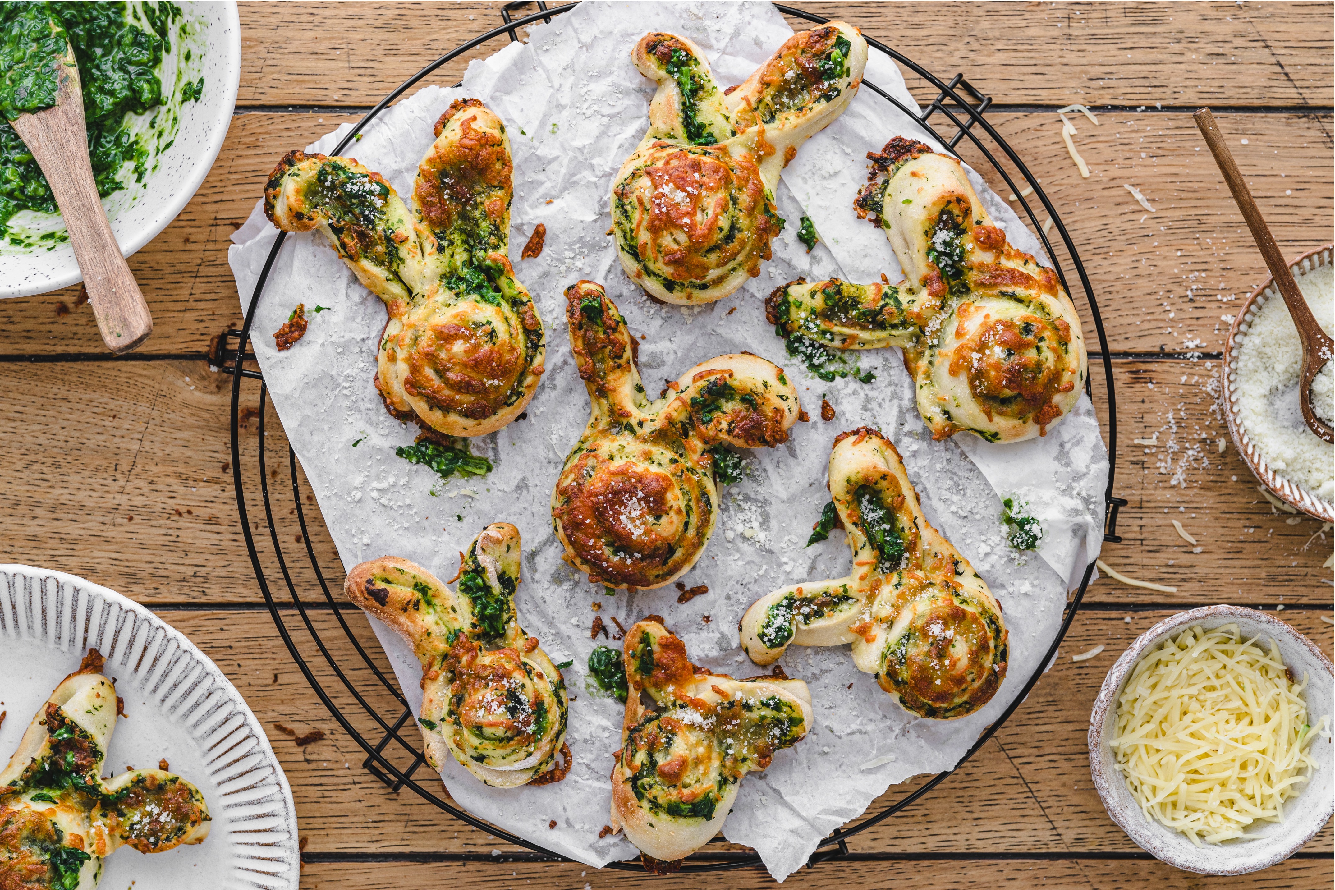 Knusprige Häschen-Pizzaschnecken mit Spinat und Käse iglo_hasen0
