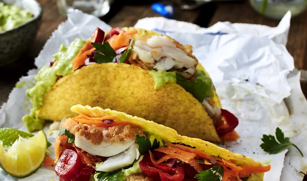 Tacos mit knusprigem Ofenfisch und frischem Gemüse Tacos mit knusprigem Fisch frischem Gemuse Rezept Papafrost