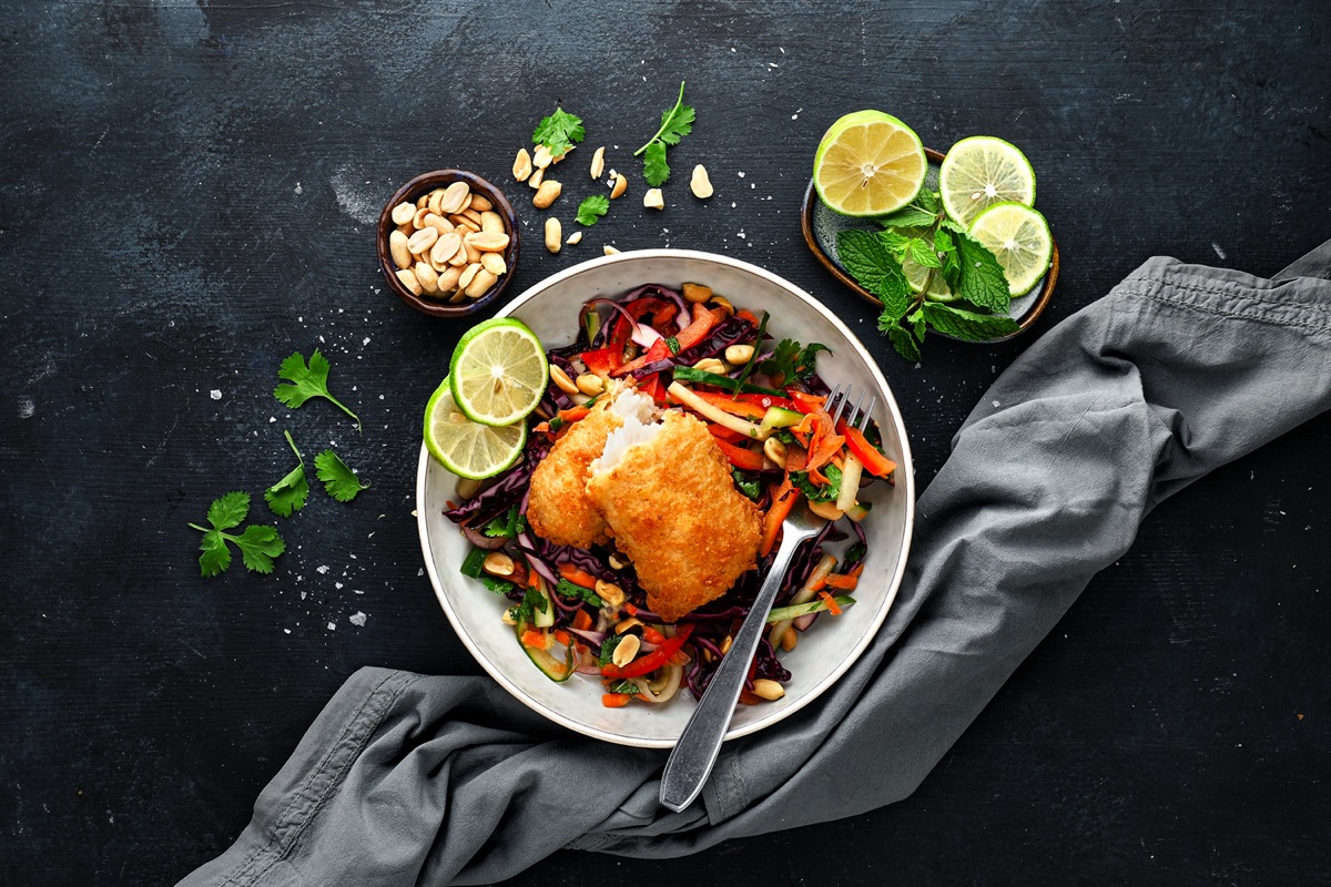 Knuspriger Backfisch trifft auf Thai-Salat & süß-saures Dressing iglo_Backfisch mit Thai-Salat Su-Sauer-Dressing